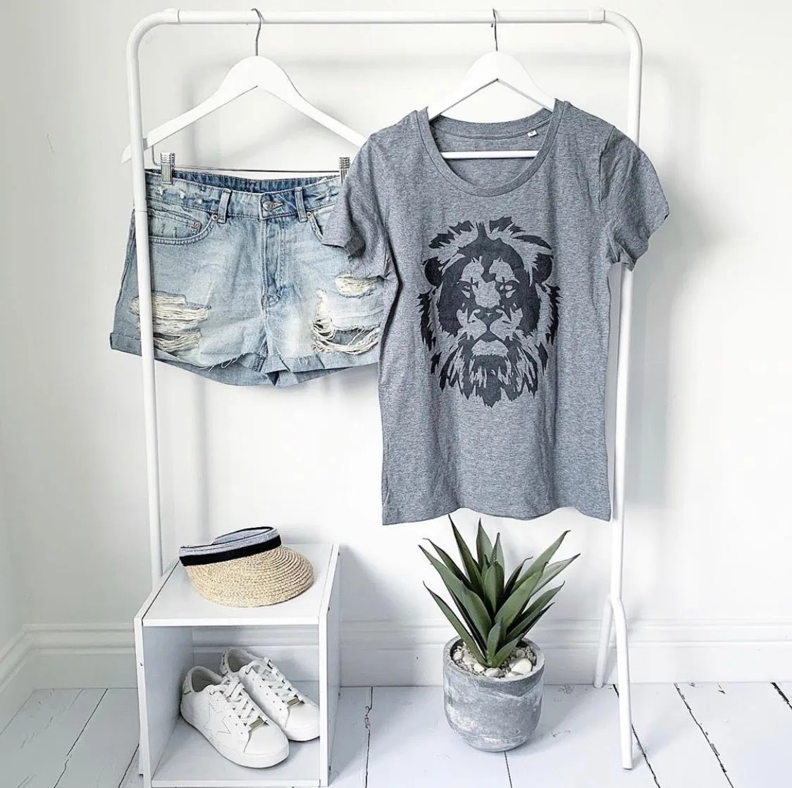 Black lion on grey tee